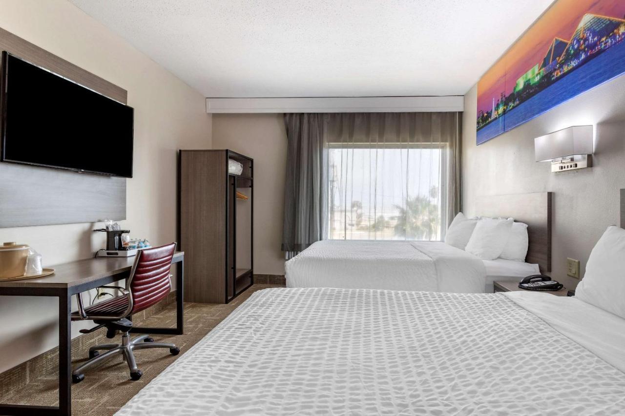 Clarion Pointe Galveston Seawall Экстерьер фото